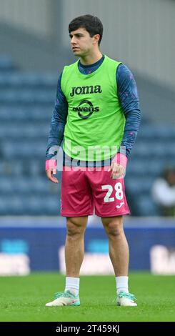 Blackburn, Regno Unito. 28 ottobre 2023. Liam Walsh 28# dello Swansea City Association Football Club si riscalda prima della partita, durante il match per il campionato Sky Bet Blackburn Rovers vs Swansea City a Ewood Park, Blackburn, Regno Unito, il 28 ottobre 2023 (foto di Cody Froggatt/News Images) a Blackburn, Regno Unito il 10/28/2023. (Foto di Cody Froggatt/News Images/Sipa USA) credito: SIPA USA/Alamy Live News Foto Stock