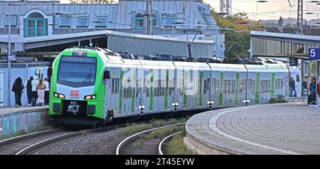 Hauptbahnhöfe im Ruhrgebiet Bahnbetieb am Hauptbahnhof von Mülheim an der Ruhr, der der wichtigste Verkehrsknotenpunkt im westlichen Ruhrgebiet ist. Mülheim-an-der-Ruhr Hauptbahnho Nordrhein-Westfalen Deutschland *** stazioni principali nella zona della Ruhr esercizio ferroviario presso la stazione principale di Mülheim an der Ruhr, che è il più importante hub di trasporto nella zona occidentale della Ruhr Mülheim an der Ruhr Hauptbahnho Renania settentrionale Vestfalia Germania crediti: Imago/Alamy Live News Foto Stock