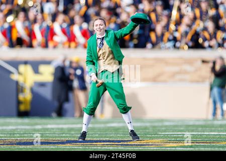 South Bend, Indiana, USA. 28 ottobre 2023. Notre Dame Leprechaun Kylee Kazenski si esibisce durante la partita di football NCAA tra i Pittsburgh Panthers e i Notre Dame Fighting Irish al Notre Dame Stadium di South Bend, Indiana. John Mersits/CSM/Alamy Live News Foto Stock