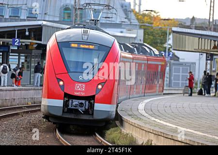 Hauptbahnhöfe im Ruhrgebiet Bahnbetieb am Hauptbahnhof von Mülheim an der Ruhr, der der wichtigste Verkehrsknotenpunkt im westlichen Ruhrgebiet ist. Mülheim-an-der-Ruhr Hauptbahnho Nordrhein-Westfalen Deutschland *** stazioni principali nella zona della Ruhr esercizio ferroviario presso la stazione principale di Mülheim an der Ruhr, che è il più importante hub di trasporto nella zona occidentale della Ruhr Mülheim an der Ruhr Hauptbahnho Renania settentrionale Vestfalia Germania crediti: Imago/Alamy Live News Foto Stock