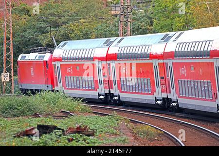 Hauptbahnhöfe im Ruhrgebiet Bahnbetieb am Hauptbahnhof von Mülheim an der Ruhr, der der wichtigste Verkehrsknotenpunkt im westlichen Ruhrgebiet ist. Mülheim-an-der-Ruhr Hauptbahnho Nordrhein-Westfalen Deutschland *** stazioni principali nella zona della Ruhr esercizio ferroviario presso la stazione principale di Mülheim an der Ruhr, che è il più importante hub di trasporto nella zona occidentale della Ruhr Mülheim an der Ruhr Hauptbahnho Renania settentrionale Vestfalia Germania crediti: Imago/Alamy Live News Foto Stock