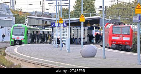 Hauptbahnhöfe im Ruhrgebiet Bahnbetieb am Hauptbahnhof von Mülheim an der Ruhr, der der wichtigste Verkehrsknotenpunkt im westlichen Ruhrgebiet ist. Mülheim-an-der-Ruhr Hauptbahnho Nordrhein-Westfalen Deutschland *** stazioni principali nella zona della Ruhr esercizio ferroviario presso la stazione principale di Mülheim an der Ruhr, che è il più importante hub di trasporto nella zona occidentale della Ruhr Mülheim an der Ruhr Hauptbahnho Renania settentrionale Vestfalia Germania crediti: Imago/Alamy Live News Foto Stock