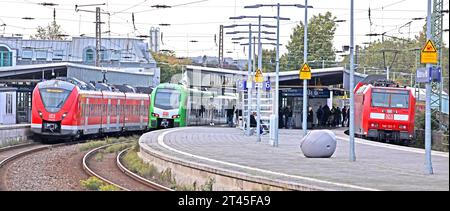 Hauptbahnhöfe im Ruhrgebiet Bahnbetieb am Hauptbahnhof von Mülheim an der Ruhr, der der wichtigste Verkehrsknotenpunkt im westlichen Ruhrgebiet ist. Mülheim-an-der-Ruhr Hauptbahnho Nordrhein-Westfalen Deutschland *** stazioni principali nella zona della Ruhr esercizio ferroviario presso la stazione principale di Mülheim an der Ruhr, che è il più importante hub di trasporto nella zona occidentale della Ruhr Mülheim an der Ruhr Hauptbahnho Renania settentrionale Vestfalia Germania crediti: Imago/Alamy Live News Foto Stock