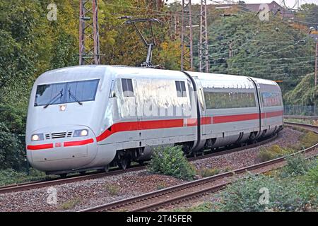 Hauptbahnhöfe im Ruhrgebiet Bahnbetieb am Hauptbahnhof von Mülheim an der Ruhr, der der wichtigste Verkehrsknotenpunkt im westlichen Ruhrgebiet ist. Mülheim-an-der-Ruhr Hauptbahnho Nordrhein-Westfalen Deutschland *** stazioni principali nella zona della Ruhr esercizio ferroviario presso la stazione principale di Mülheim an der Ruhr, che è il più importante hub di trasporto nella zona occidentale della Ruhr Mülheim an der Ruhr Hauptbahnho Renania settentrionale Vestfalia Germania crediti: Imago/Alamy Live News Foto Stock