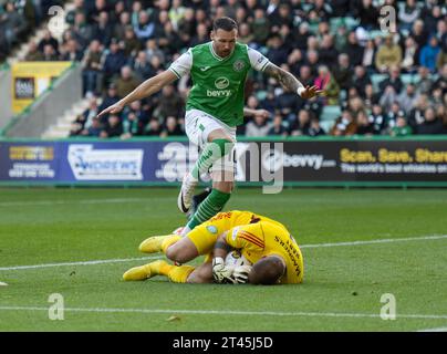 Edimburgo, Regno Unito. 28 ottobre 2023. Scottish Premiership - Hibernian FC V Celtic FC 28/10/2023 fine stop by Celtic portiere, Joe Hart, per impedire l'attaccante del HibsÕ, Martin Boyle, mettendo la squadra di casa davanti mentre l'Hibernian affronta il Celtic nella Scottish Premiership presso Easter Road Stadium, Edimburgo, Regno Unito crediti: Ian Jacobs/Alamy Live News Foto Stock