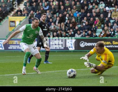 Edimburgo, Regno Unito. 28 ottobre 2023. Scottish Premiership - Hibernian FC V Celtic FC 28/10/2023 fine stop by Celtic portiere, Joe Hart, per impedire l'attaccante del HibsÕ, Martin Boyle, mettendo la squadra di casa davanti mentre l'Hibernian affronta il Celtic nella Scottish Premiership presso Easter Road Stadium, Edimburgo, Regno Unito crediti: Ian Jacobs/Alamy Live News Foto Stock
