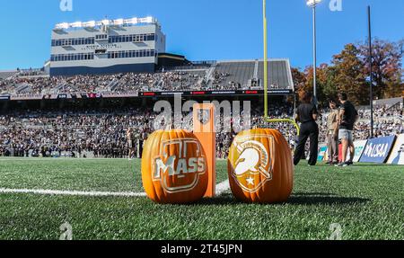 West Point, NY, USA. 28 ottobre 2023. Le zucche intagliate sul campo mostrano il match durante la partita di football NCAA tra i Massachusetts Minutemen e gli Army Black Knights al Michie Stadium di West Point, New York. Mike Langish/CSM/Alamy Live News Foto Stock