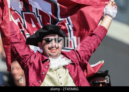 West Point, NY, USA. 28 ottobre 2023. Un fan dei Minutemen festeggia un touchdown durante la partita di football NCAA tra i Massachusetts Minutemen e gli Army Black Knights al Michie Stadium di West Point, New York. Mike Langish/CSM/Alamy Live News Foto Stock