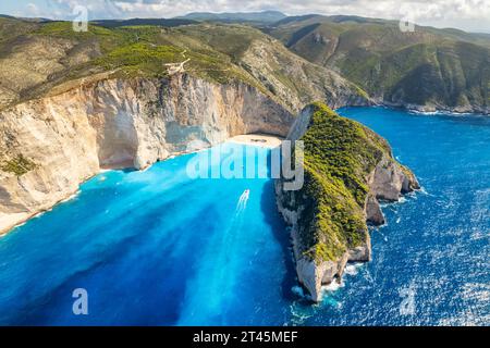 Veduta aerea della spiaggia di Navagio con la famosa nave naufragata a Zante, Grecia. Foto Stock