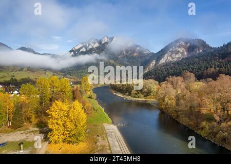 Vista aerea della montagna Trzy Korony a Pieniny, in Polonia, in autunno Foto Stock
