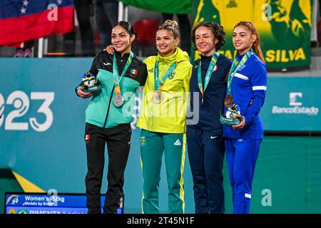 Santiago, Cile. 28 ottobre 2023. Americani che si svolgono questo sabato pomeriggio (28), presso il centro sportivo contact di Santiago del Cile. Larissa Pimenta (BRA) (0uro), Paulina Lizbeth MARTINEZ CLARO (mex) (argento) e Angelica DELGADO (USA), CORDONES Lilian (PAN) (bronzo) crediti: Celso Pupo/FotoArena/Alamy Live News Foto Stock