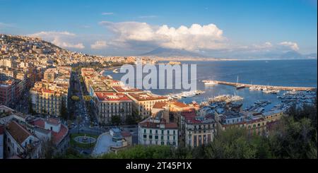 Il panorama di Napoli alla luce del tramonto. Foto Stock