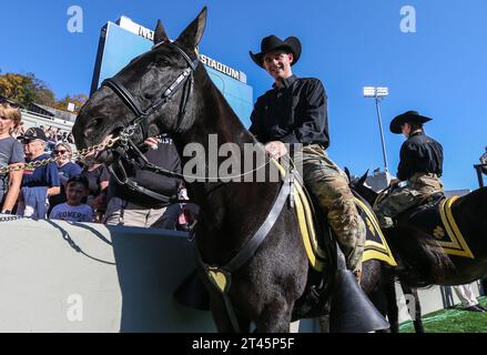 West Point, NY, USA. 28 ottobre 2023. Un cadetto a cavallo durante la partita di football NCAA tra i Massachusetts Minutemen e gli Army Black Knights al Michie Stadium di West Point, New York. Mike Langish/CSM/Alamy Live News Foto Stock