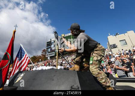 West Point, NY, USA. 28 ottobre 2023. I cadetti sparano t-shirt ai tifosi durante la partita di football NCAA tra i Massachusetts Minutemen e gli Army Black Knights al Michie Stadium di West Point, New York. Mike Langish/CSM/Alamy Live News Foto Stock