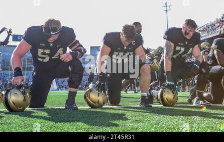 West Point, NY, USA. 28 ottobre 2023. I giocatori dell'esercito pregano prima della partita di football NCAA tra i Massachusetts Minutemen e gli Army Black Knights al Michie Stadium di West Point, New York. Mike Langish/CSM/Alamy Live News Foto Stock