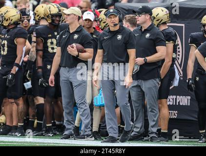 West Point, NY, USA. 28 ottobre 2023. Il capo-allenatore dell'esercito Jeff Monken guarda durante la partita di football NCAA tra i Massachusetts Minutemen e gli Army Black Knights al Michie Stadium di West Point, New York. Mike Langish/CSM/Alamy Live News Foto Stock