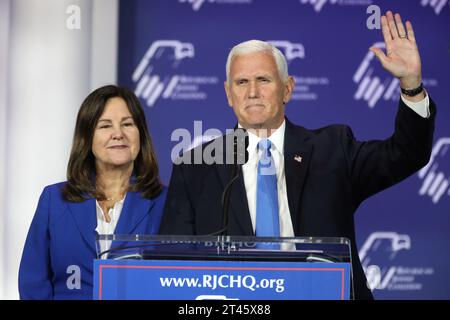 Las Vegas, Nevada, Stati Uniti. 28 ottobre 2023. L'ex vice presidente Mike Pence e l'ex seconda lady Karen Pence intervengono al vertice annuale della leadership della coalizione ebraica repubblicana del 2023 a Las Vegas, Nevada. (Immagine di credito: © Gage Skidmore/ZUMA Press Wire) SOLO USO EDITORIALE! Non per USO commerciale! Foto Stock