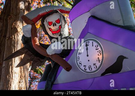 Decorazione Grim Reaper gonfiabile esposta all'esterno di una casa per Halloween a Vancouver, Canada. Foto Stock