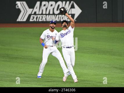 Arlington, Stati Uniti. 28 ottobre 2023. Marcus Semien, seconda base dei Texas Rangers, fa un salto da parte degli Arizona Diamondbacks Gabriel Moreno come il centrocampista Leody Taveras guarda nel primo inning nella seconda gara delle World Series 2023 al Globe Life Field di Arlington, Texas, sabato 28 ottobre 2023. Foto di Ian Halperin/UPI credito: UPI/Alamy Live News Foto Stock