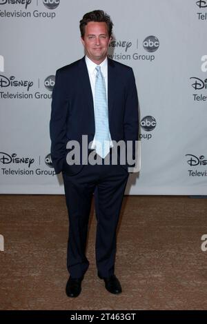 BEVERLY HILLS, CA - 01 AGOSTO: Matthew Perry partecipa al panel estivo TCA 2010 della Disney ABC Television Group al Beverly Hilton il 1 agosto 2010 a Beverly Hills, California. Matthew Perry Foto Stock