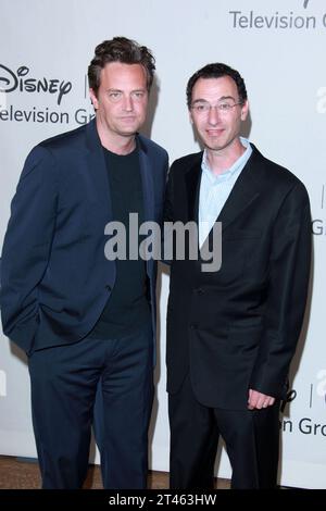BEVERLY HILLS, CA - 01 AGOSTO: Matthew Perry partecipa al panel estivo TCA 2010 della Disney ABC Television Group al Beverly Hilton il 1 agosto 2010 a Beverly Hills, California. Matthew Perry Foto Stock