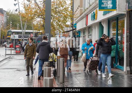 Cork, Irlanda. 28 ottobre 2023. DC 28-10-23 Jazzing IT Up nonostante gli elementi: Cork City Dances Through the Guinness Cork Jazz Festival, Cork, Irlanda. Nonostante le pesanti calate e le imminenti previsioni di inondazioni nel fine settimana, Cork City si anima ancora una volta con lo spirito del Guinness Cork Jazz Festival 2023, con migliaia di presenze per vedere tutto ciò che la città può offrire. Testimonianza della passione e della resilienza incrollabili, i festeggiatori si muovono al ritmo, dipingendo la città con note vibranti. Crediti: Damian Coleman/Alamy Live News Foto Stock