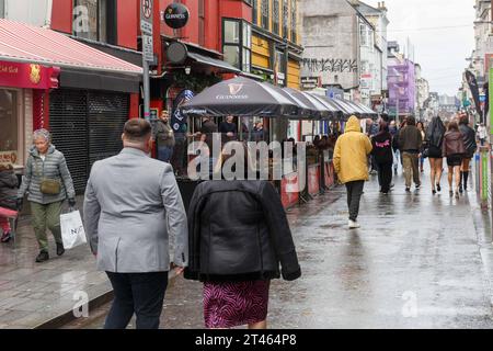 Cork, Irlanda. 28 ottobre 2023. DC 28-10-23 Jazzing IT Up nonostante gli elementi: Cork City Dances Through the Guinness Cork Jazz Festival, Cork, Irlanda. Nonostante le pesanti calate e le imminenti previsioni di inondazioni nel fine settimana, Cork City si anima ancora una volta con lo spirito del Guinness Cork Jazz Festival 2023, con migliaia di presenze per vedere tutto ciò che la città può offrire. Testimonianza della passione e della resilienza incrollabili, i festeggiatori si muovono al ritmo, dipingendo la città con note vibranti. Crediti: Damian Coleman/Alamy Live News Foto Stock