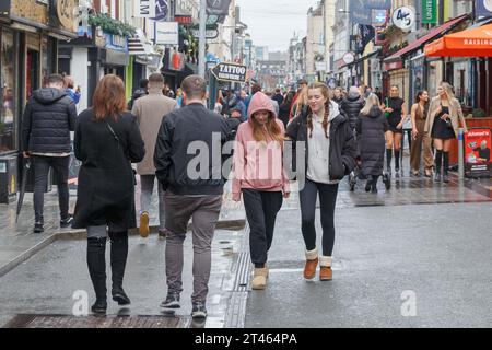 Cork, Irlanda. 28 ottobre 2023. DC 28-10-23 Jazzing IT Up nonostante gli elementi: Cork City Dances Through the Guinness Cork Jazz Festival, Cork, Irlanda. Nonostante le pesanti calate e le imminenti previsioni di inondazioni nel fine settimana, Cork City si anima ancora una volta con lo spirito del Guinness Cork Jazz Festival 2023, con migliaia di presenze per vedere tutto ciò che la città può offrire. Testimonianza della passione e della resilienza incrollabili, i festeggiatori si muovono al ritmo, dipingendo la città con note vibranti. Crediti: Damian Coleman/Alamy Live News Foto Stock