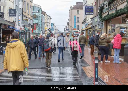 Cork, Irlanda. 28 ottobre 2023. DC 28-10-23 Jazzing IT Up nonostante gli elementi: Cork City Dances Through the Guinness Cork Jazz Festival, Cork, Irlanda. Nonostante le pesanti calate e le imminenti previsioni di inondazioni nel fine settimana, Cork City si anima ancora una volta con lo spirito del Guinness Cork Jazz Festival 2023, con migliaia di presenze per vedere tutto ciò che la città può offrire. Testimonianza della passione e della resilienza incrollabili, i festeggiatori si muovono al ritmo, dipingendo la città con note vibranti. Crediti: Damian Coleman/Alamy Live News Foto Stock