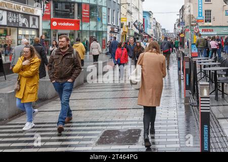 Cork, Irlanda. 28 ottobre 2023. DC 28-10-23 Jazzing IT Up nonostante gli elementi: Cork City Dances Through the Guinness Cork Jazz Festival, Cork, Irlanda. Nonostante le pesanti calate e le imminenti previsioni di inondazioni nel fine settimana, Cork City si anima ancora una volta con lo spirito del Guinness Cork Jazz Festival 2023, con migliaia di presenze per vedere tutto ciò che la città può offrire. Testimonianza della passione e della resilienza incrollabili, i festeggiatori si muovono al ritmo, dipingendo la città con note vibranti. Crediti: Damian Coleman/Alamy Live News Foto Stock