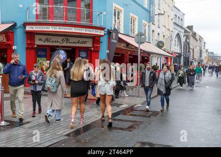 Cork, Irlanda. 28 ottobre 2023. DC 28-10-23 Jazzing IT Up nonostante gli elementi: Cork City Dances Through the Guinness Cork Jazz Festival, Cork, Irlanda. Nonostante le pesanti calate e le imminenti previsioni di inondazioni nel fine settimana, Cork City si anima ancora una volta con lo spirito del Guinness Cork Jazz Festival 2023, con migliaia di presenze per vedere tutto ciò che la città può offrire. Testimonianza della passione e della resilienza incrollabili, i festeggiatori si muovono al ritmo, dipingendo la città con note vibranti. Crediti: Damian Coleman/Alamy Live News Foto Stock