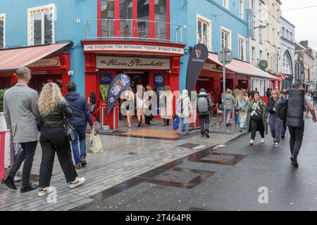 Cork, Irlanda. 28 ottobre 2023. DC 28-10-23 Jazzing IT Up nonostante gli elementi: Cork City Dances Through the Guinness Cork Jazz Festival, Cork, Irlanda. Nonostante le pesanti calate e le imminenti previsioni di inondazioni nel fine settimana, Cork City si anima ancora una volta con lo spirito del Guinness Cork Jazz Festival 2023, con migliaia di presenze per vedere tutto ciò che la città può offrire. Testimonianza della passione e della resilienza incrollabili, i festeggiatori si muovono al ritmo, dipingendo la città con note vibranti. Crediti: Damian Coleman/Alamy Live News Foto Stock