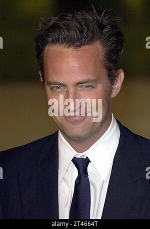 Foto del file datata 29/02/04 dell'attore Matthew Perry in arrivo per l'afterparty Vanity Fair al Morton's, Melrose Avenue a Los Angeles, in seguito al 76° Academy Awards. Amici??? La star Matthew Perry e' stata trovata morta nella sua casa di Los Angeles, secondo i rapporti degli Stati Uniti. Data di emissione: Domenica 29 ottobre 2023. Foto Stock