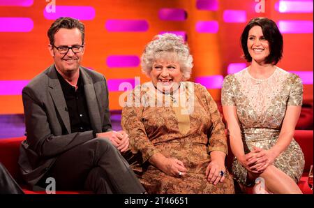 Foto del file datata 14/01/16 di (da sinistra a destra) Matthew Perry, Miriam Margolyes e Gemma Arterton durante le riprese del Graham Norton Show ai London Studios, a sud di Londra. Amici??? La star Matthew Perry e' stata trovata morta nella sua casa di Los Angeles, secondo i rapporti degli Stati Uniti. Data di emissione: Domenica 29 ottobre 2023. Foto Stock