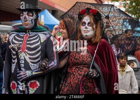 Londra, Regno Unito. 28 ottobre 2023. La gente indossa abiti tradizionali, dipinti sul viso e corone di fiori durante la sfilata del giorno dei morti a Londra, Regno Unito. Migliaia di persone si sono riunite a Camden Town per celebrare l'evento messicano più autentico e antico. Ha chiamato il giorno dei morti (dia de Muertos). I messicani ricordano per i loro cari cibo, bevande, decorazioni e amici. Credito: SOPA Images Limited/Alamy Live News Foto Stock