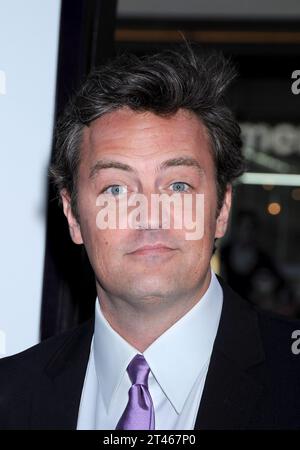 Hollywood, USA. 28 ottobre 2023. L'attore Matthew Perry, 54 anni, è morto nella sua casa di Los Angeles, in California, il 28 ottobre 2023. E' stato trovato morto sabato nella sua vasca idromassaggio. La causa della morte sarà determinata in un secondo momento dall'ufficio del coroner della contea di Los Angeles. -------------------------------------------------- 14 aprile 2009 Hollywood, CA. Matthew Perry '17 Again' Los Angeles Premiere tenutasi al Grauman's Chinese Theatre © Tammie Arroyo/AFF-USA.COM Credit: AFF/Alamy Live News Foto Stock