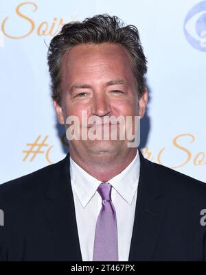 Los Angeles, USA. 28 ottobre 2023. L'attore Matthew Perry, 54 anni, è morto nella sua casa di Los Angeles, in California, il 28 ottobre 2023. E' stato trovato morto sabato nella sua vasca idromassaggio. La causa della morte sarà determinata in un secondo momento dall'ufficio del coroner della contea di Los Angeles. -------------------------------------------------- 18 maggio 2015 Los Angeles, CA. Matthew Perry CBS Summer Soiree' tenutosi al London Hotel. © Lisa OConnor /AFF-USA.COM credito: AFF/Alamy Live News Foto Stock