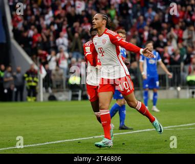 Monaco, Germania. 28 ottobre 2023. Leroy sane (di fronte) del Bayern Monaco celebra il punteggio durante una partita di calcio della Bundesliga di prima divisione tedesca tra il Bayern Monaco e il SV Darmstadt 98 a Monaco di Baviera, Germania, 28 ottobre 2023. Credito: Philippe Ruiz/Xinhua/Alamy Live News Foto Stock