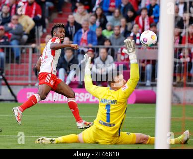 Monaco, Germania. 28 ottobre 2023. Kingsley Coman (L) del Bayern Monaco tira a segno durante una partita di calcio della Bundesliga tedesca tra il Bayern Monaco e il SV Darmstadt 98 a Monaco di Baviera, Germania, 28 ottobre 2023. Credito: Philippe Ruiz/Xinhua/Alamy Live News Foto Stock