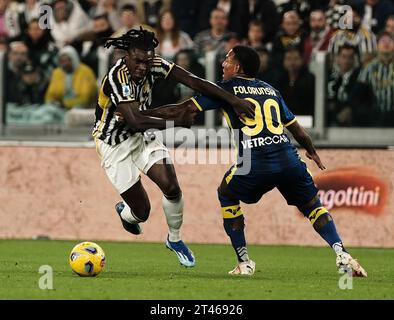 Torino, Italia. 28 ottobre 2023. Il Moise Kean (L) del FC Juventus fa un giro con Michael Folorunsho degli Hellas Verona durante una partita di calcio di serie A tra la Juventus e l'Hellas Verona a Torino, Italia, 28 ottobre 2023. Credito: Federico Tardito/Xinhua/Alamy Live News Foto Stock