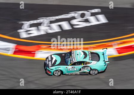 Gold Coast, Australia. 29 ottobre 2023. James Courtney di Tickford Racing naviga sulla chicane della curva 1-3 durante le qualifiche mattutine del Boost Mobile Gold Goast 500. Crediti: James Forrester/Alamy Live News Foto Stock