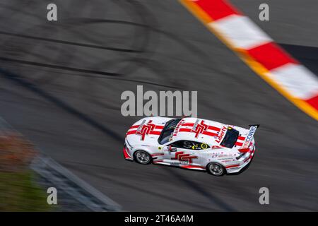Gold Coast, Australia. 29 ottobre 2023. Jack Smith di Brad Jones Racing esce dalla chicane Turn 1-3 durante le qualifiche mattutine al Boost Mobile Gold Goast 500. Crediti: James Forrester/Alamy Live News Foto Stock