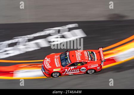 Gold Coast, Australia. 29 ottobre 2023. Scott Pye della squadra 18 entra nella chicane del turno 1-3 durante le qualifiche mattutine del Boost Mobile Gold Goast 500. Crediti: James Forrester/Alamy Live News Foto Stock