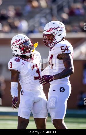 28 ottobre 2023: Il defensive back dei Florida State Seminoles Kevin Knowles II (3) e il defensive lineman Byron Turner Jr. (54) celebrano una sosta difensiva durante la partita di football NCAA tra i Florida State Seminoles e i Wake Forest Demon Deacons all'Allegacy Federal Credit Union Stadium di Winston-Salem, NC. Jonathan Huff/CSM Foto Stock