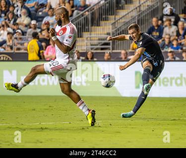 Mikael Uhre, calciatore dei Philadelphia Union, colpisce la palla per un tiro in porta contro la New England Revolution durante una partita di calcio della MLS. Azione sul campo di una partita della Major League Soccer negli Stati Uniti / Stati Uniti credito: Don Mennig / Alamy News Foto Stock