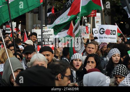 Londra, Regno Unito, 28 ottobre 2023, migliaia di persone hanno marciato a sostegno del popolo palestinese nella striscia di Gaza chiedendo la fine dei bombardamenti contro civili. Foto Stock