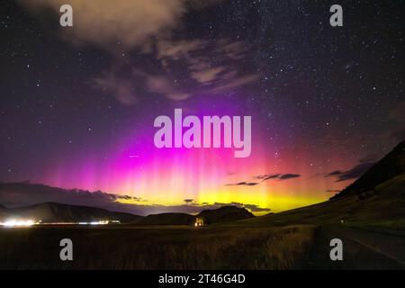 L'aurora boreale che strizza il cielo sopra Miller Butte. National Elk Refuge, Wyoming Foto Stock