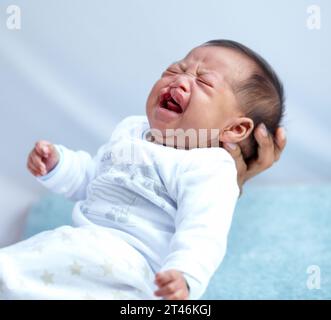 Neonato, pianto e palato lido con genitore, mamma e casa con lacrime, malati e frustrati. Bambino medico, sindrome e casa camera da letto per l'assistenza sanitaria Foto Stock