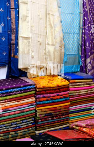 Tradizionale abito indiano/sari, tessuti bellissimi di diversa consistenza e colore, tessuto indiano colorato, tessuto indiano dall'India. Foto Stock