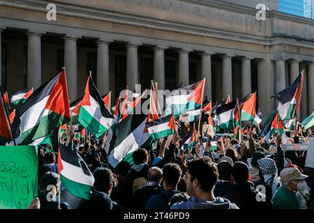 Toronto, Canada - 28 ottobre 2023: Guerra Israele-Hamas: Migliaia di persone prendono parte alla protesta pro-Palestina per chiedere un cessate il fuoco Foto Stock